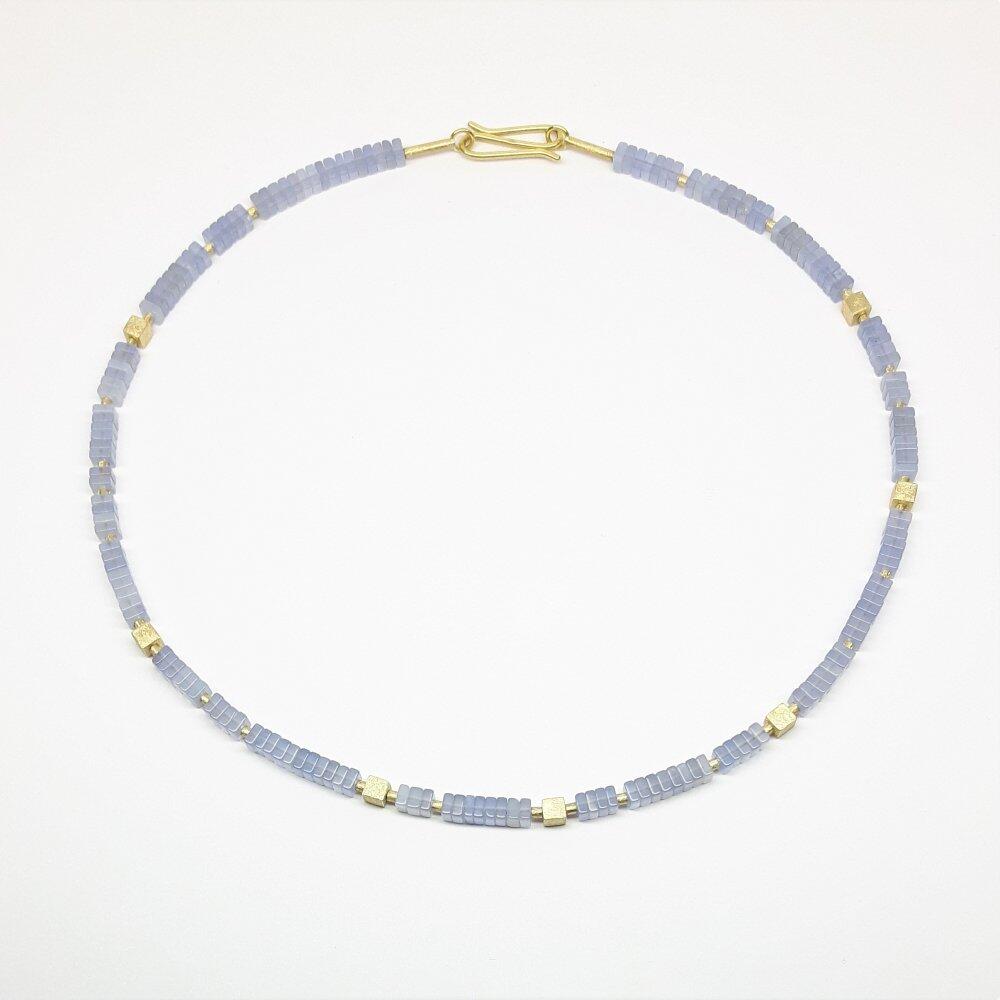 Collier aus feinem Chalcedon und 18kt Gelbgold. Unikat.