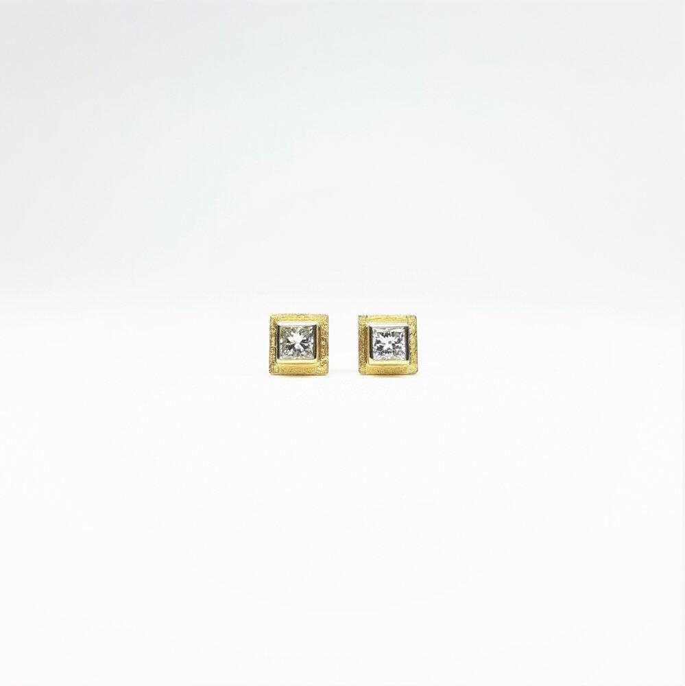 Boucles d'oreilles en or jaune 18kt et diamants princesse.