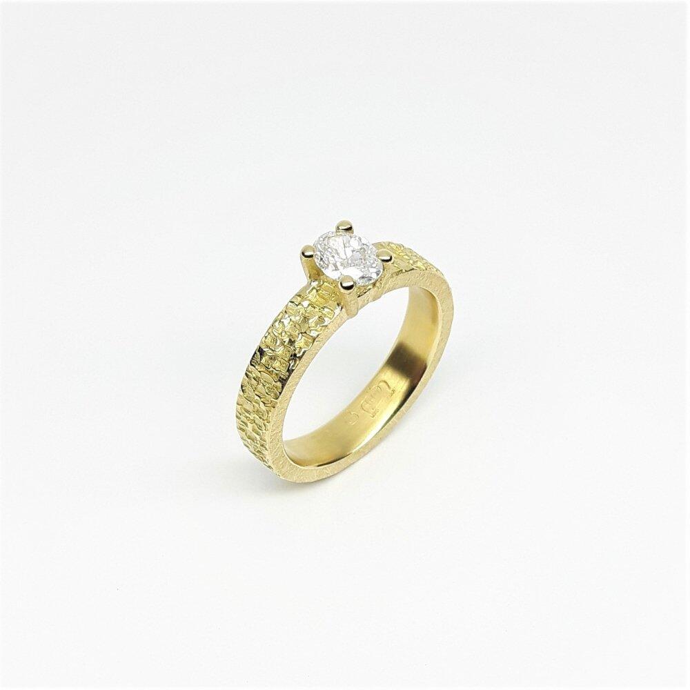 'queen', bague solitaire en or jaune 18kt et diamant 0,50ct.