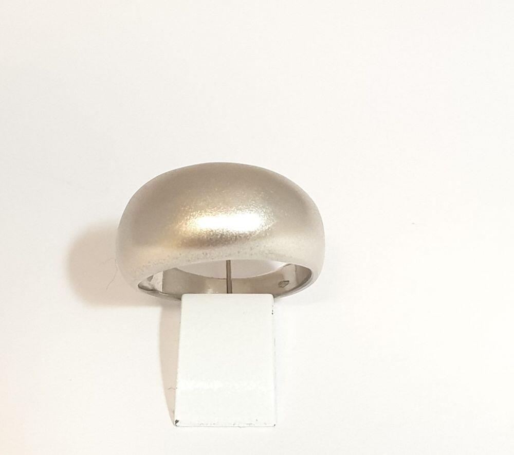 Bague boule, sablée or blanc 18K