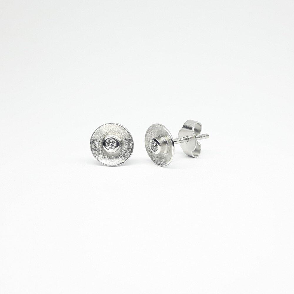 Boucles d'oreilles en or blanc 18kt et diamants.