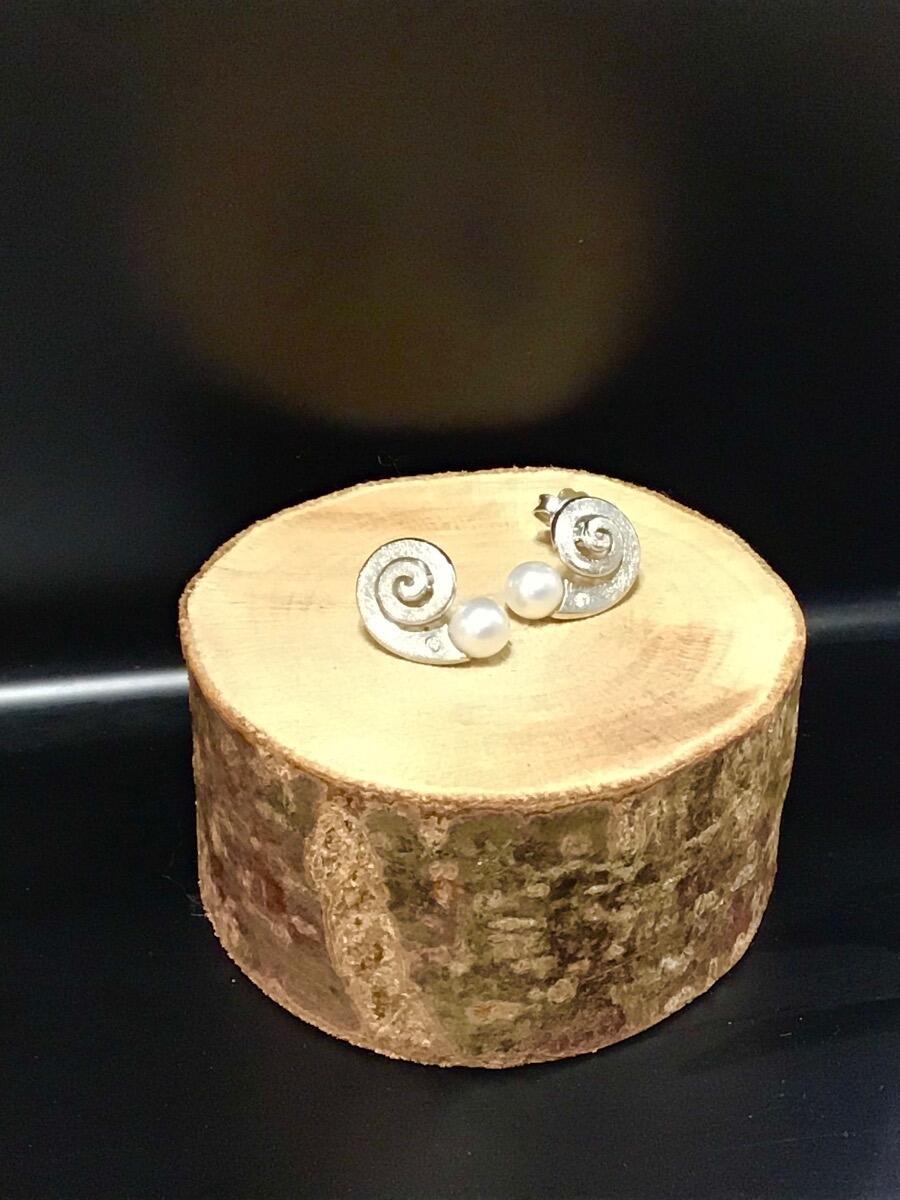 # 0.02 ct diam. white gold and freshwater earrings 5-5.5