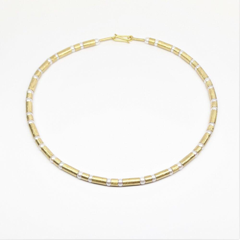 Collier aus 18kt Gelbgold und weißen Akoyaperlen 5mm.