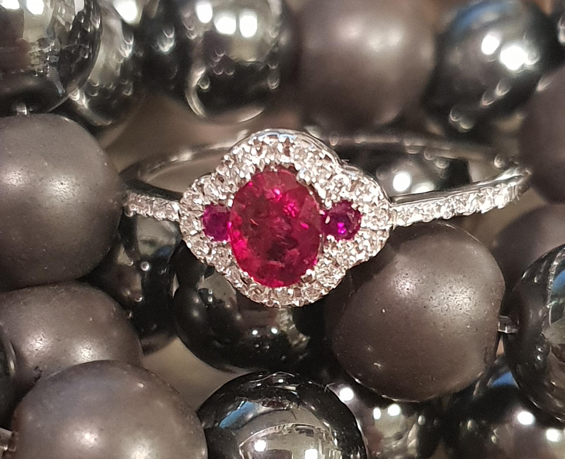 # Weißgoldring mit 3 natürlichen Rubinen und 0,10 ct natürlichen Diamanten