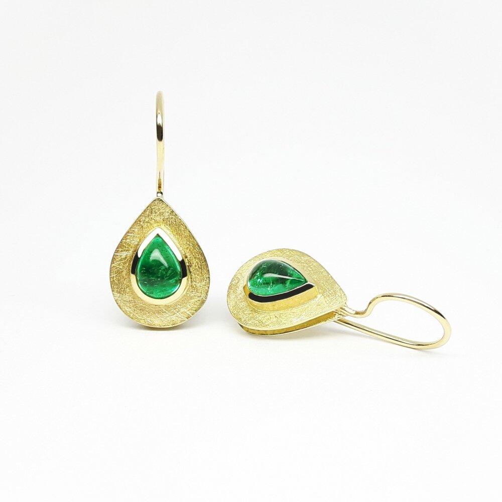 Boucles d'oreilles en or jaune 18kt et émeraudes très lumineuses. Pièce unique.