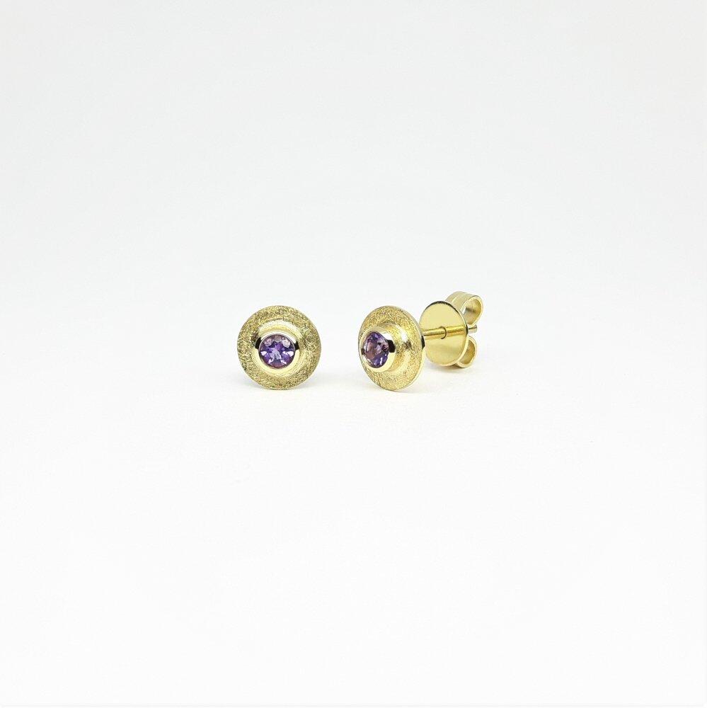 Stud earrings in 18kt yellow gold and amethyst.