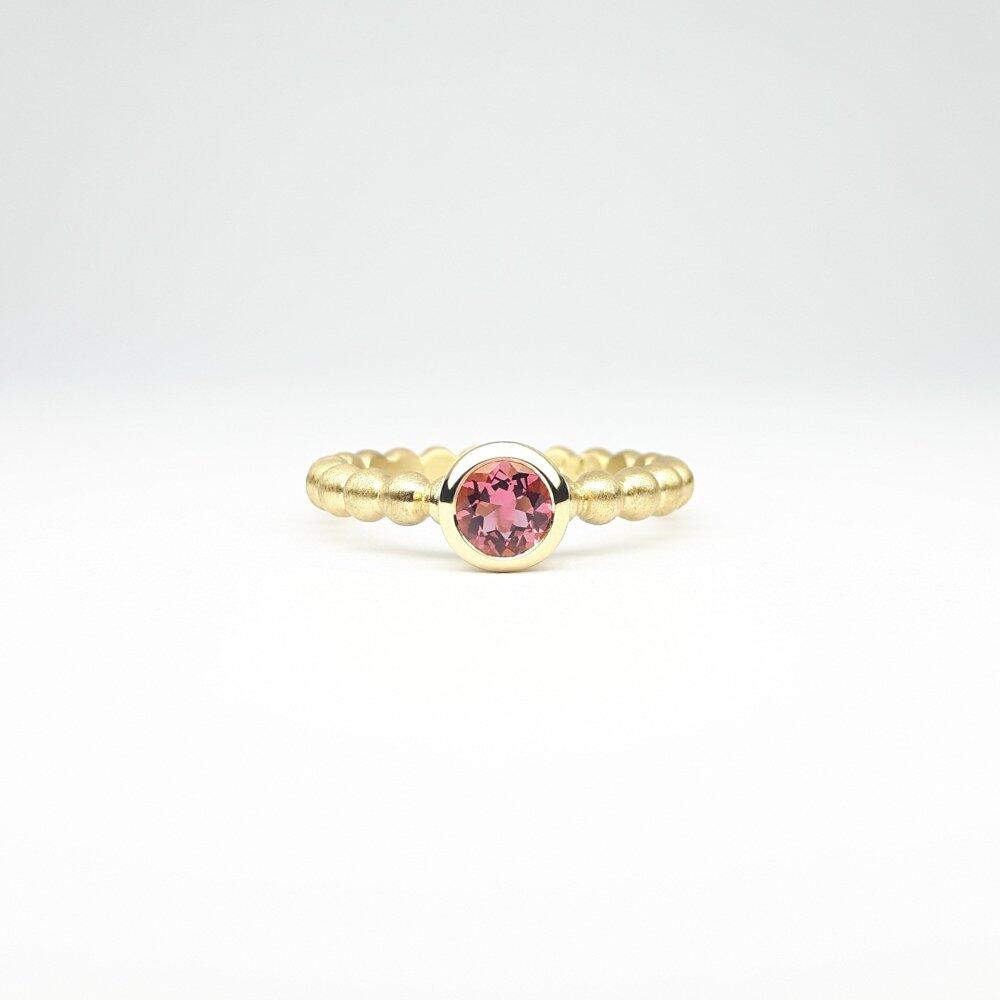 "round around", ball ring in 18kt yellow gold and pink tourmaline Ø5mm.