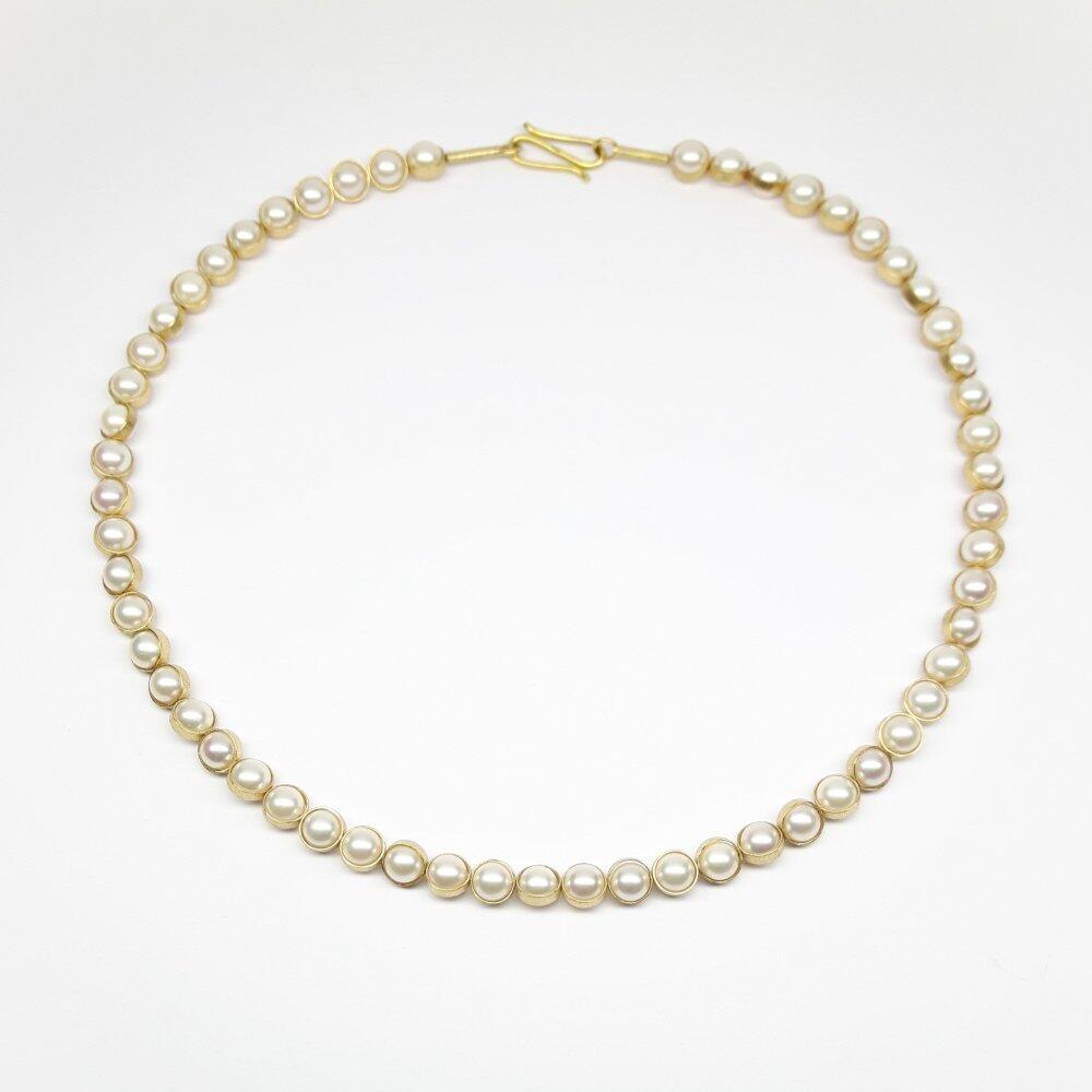 Halsschmuck aus 18kt Gelbgold und Akoyasalzwasserzuchtperlen Ø6-6,5mm.