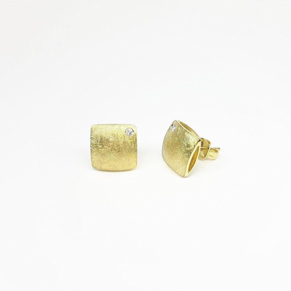 Stud earrings in 18kt yellow gold and diamonds.