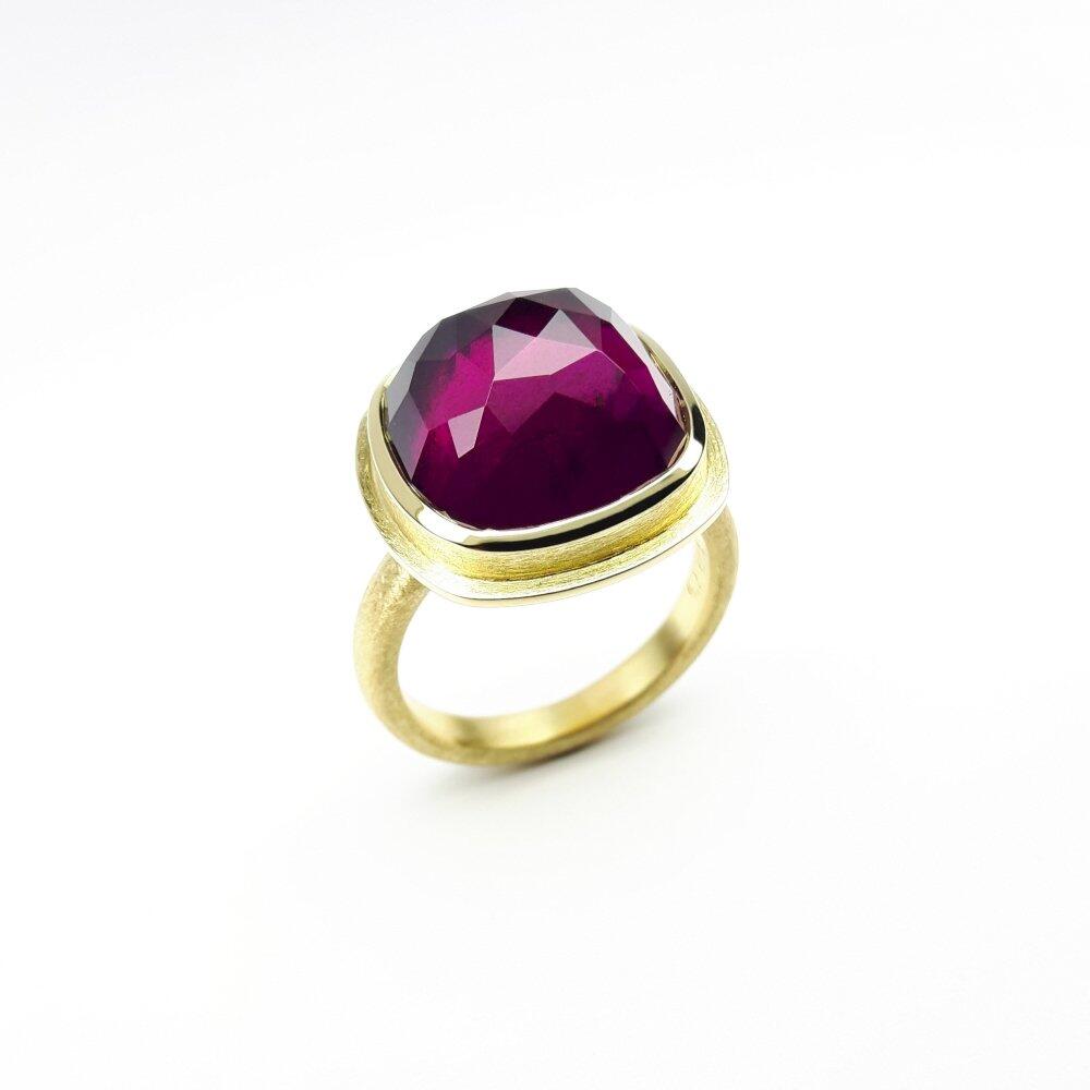 Bague en or jaune 18kt et grenat rhodolite en taille cocktail. Pièce unique.