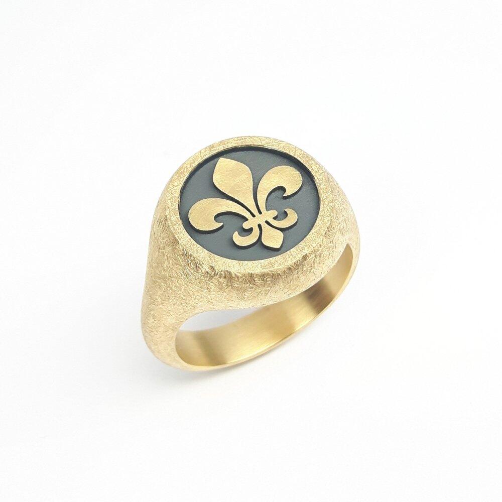 "fleur de lis", bague chevalière en or jaune 18kt. Pièce unique.