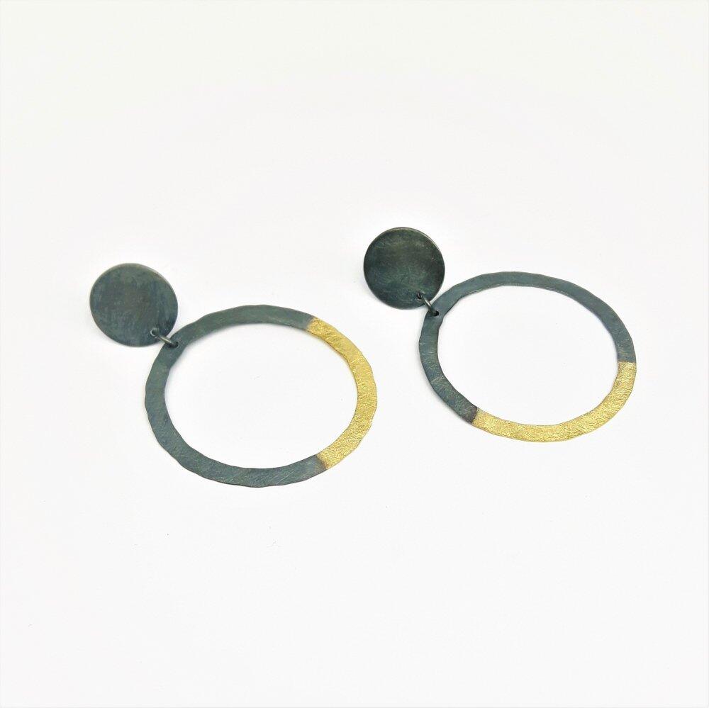 Boucles d'oreilles en argent 925/- noirci et or jaune 18kt.