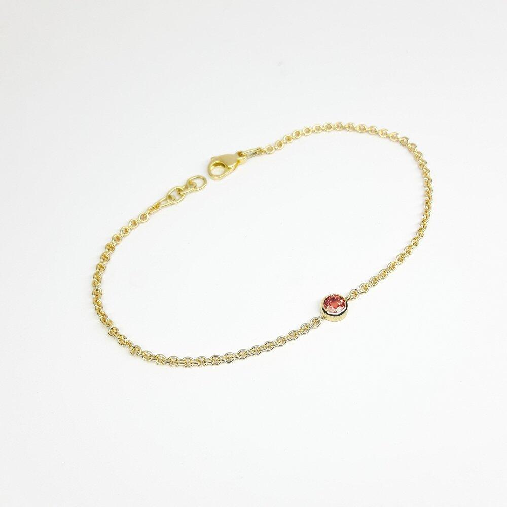 Armband aus 18 Karat Gelbgold und rosa-rotem Saphir.