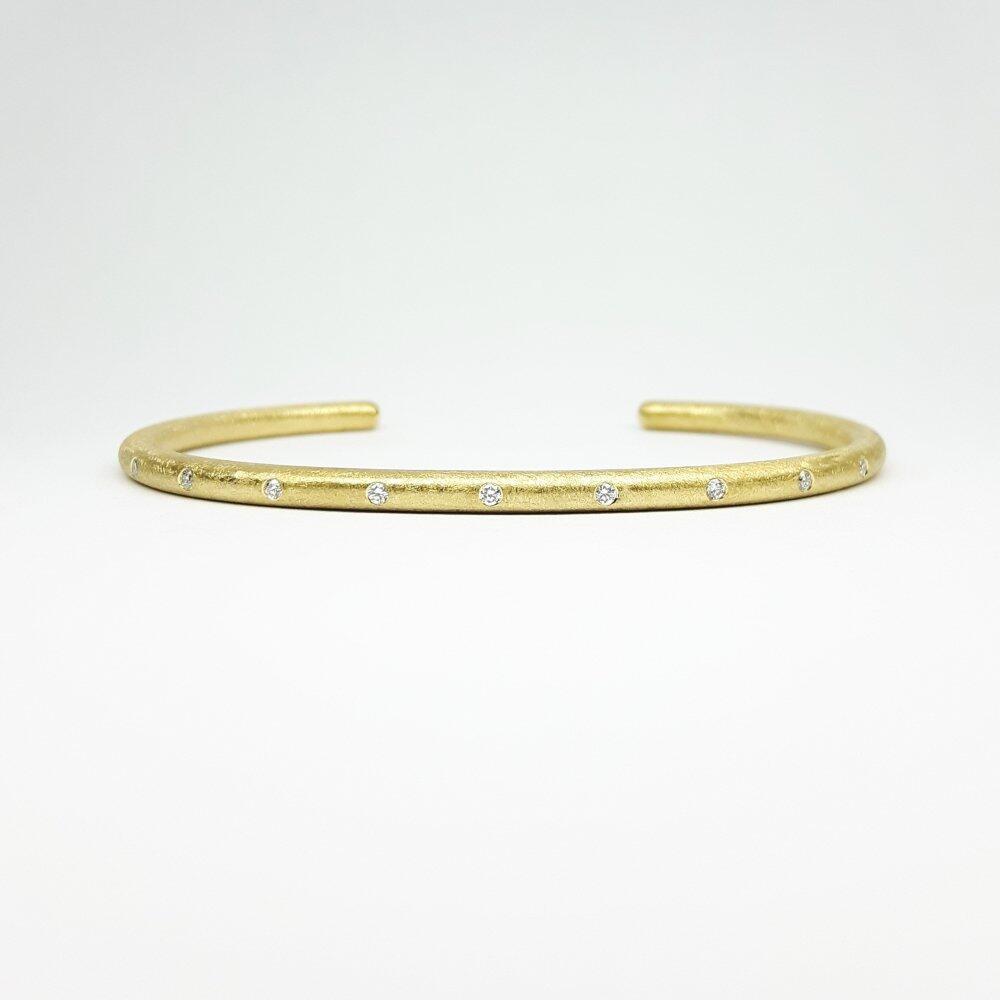 Bracelet made of 18kt yellow gold and 9 diamonds.