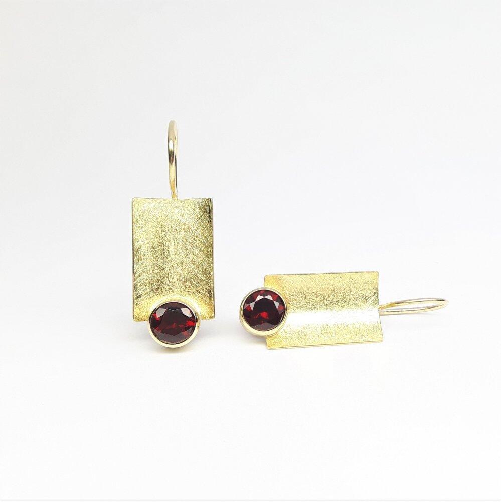 Earrings in 18kt yellow gold and dark red garnet.