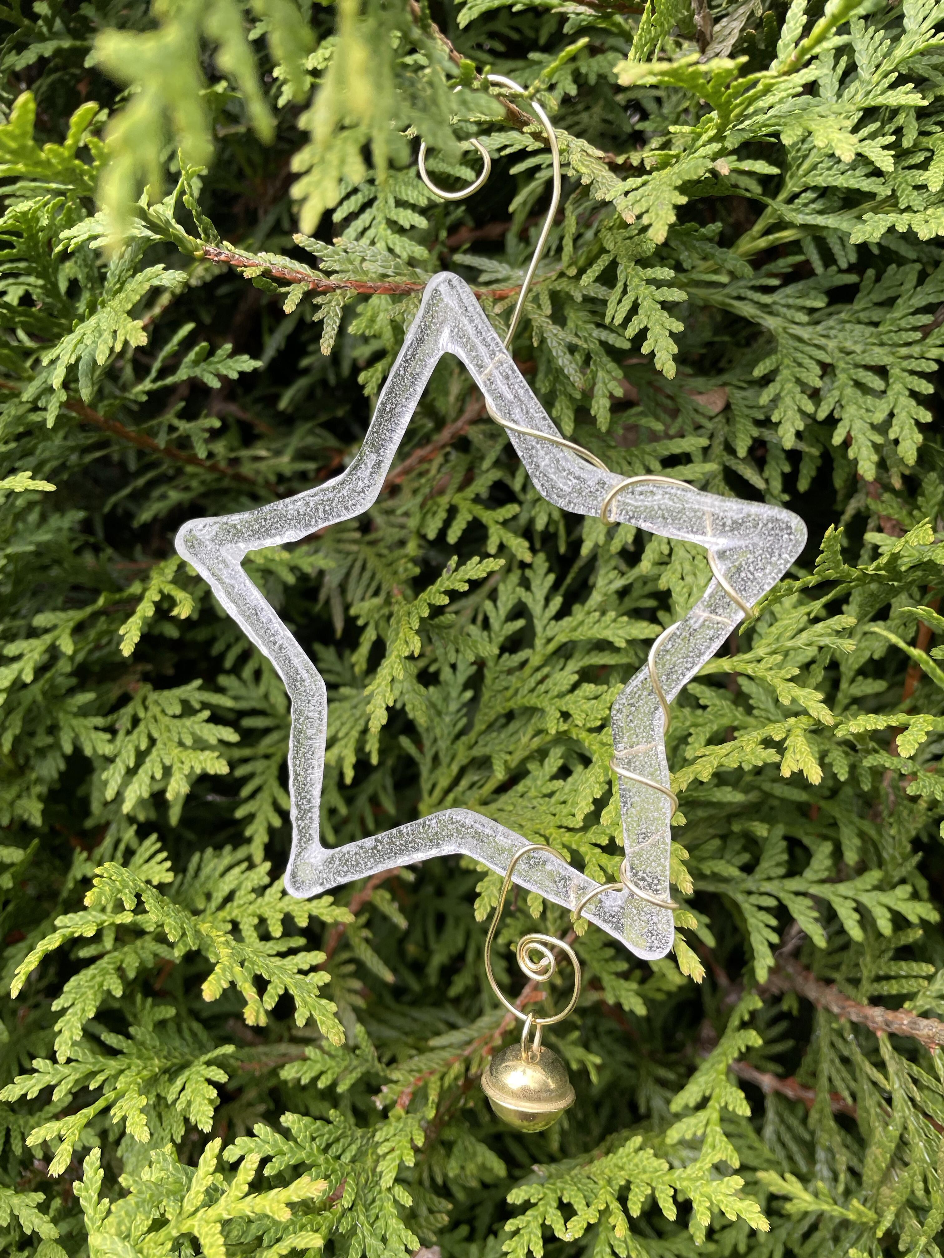 Stern aus transparentem Glas, mit goldfarbenem Draht und Gloeckchen, handgemacht 