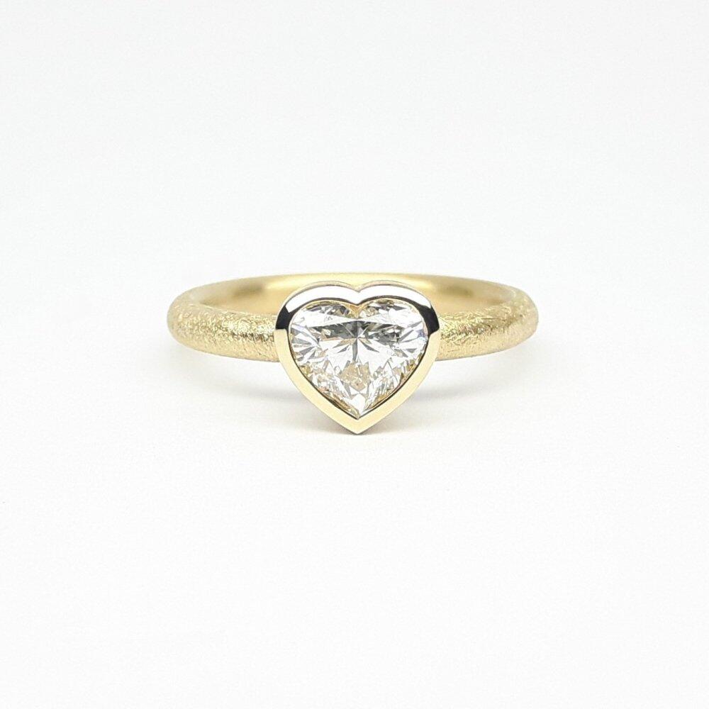 'my sweetheart', bague en or jaune 18kt et diamant coeur 1,01ct. Pièce unique.