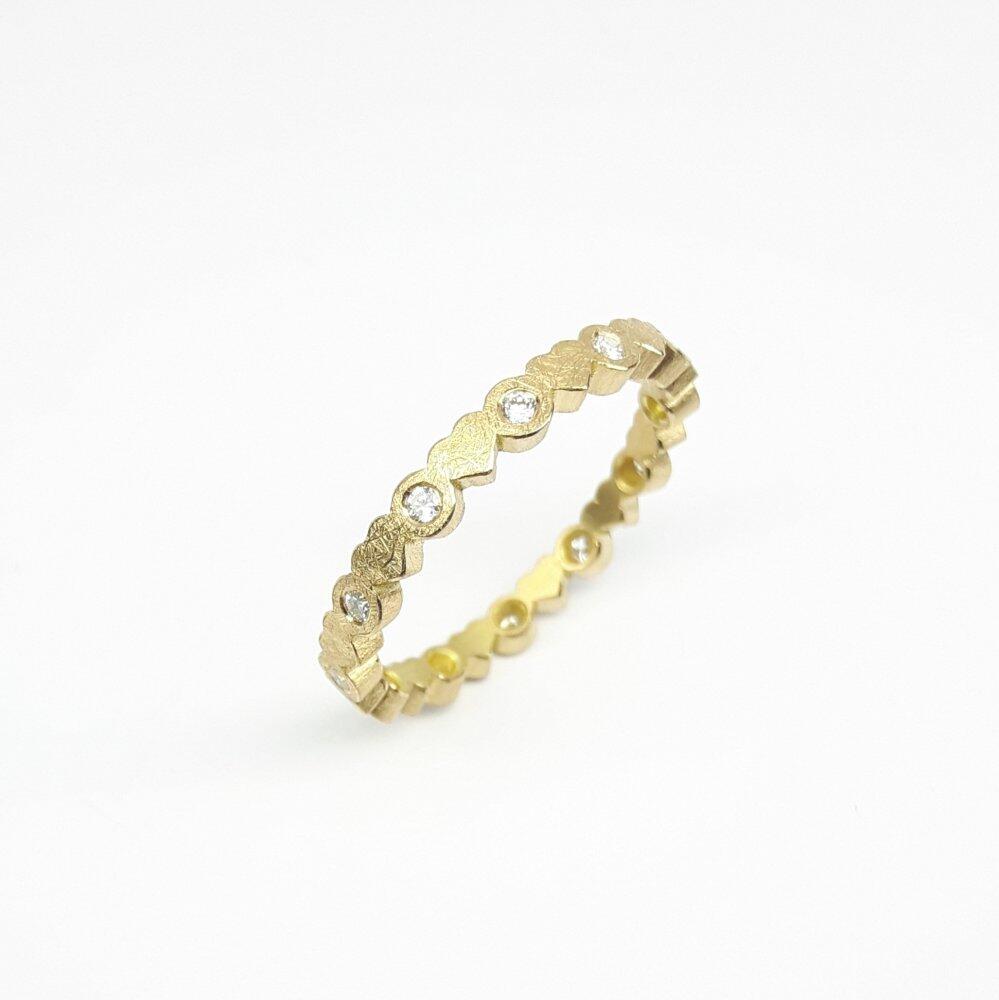 "heartbeats", ring in 18kt yellow gold and 12 diamonds Ø1.5mm.