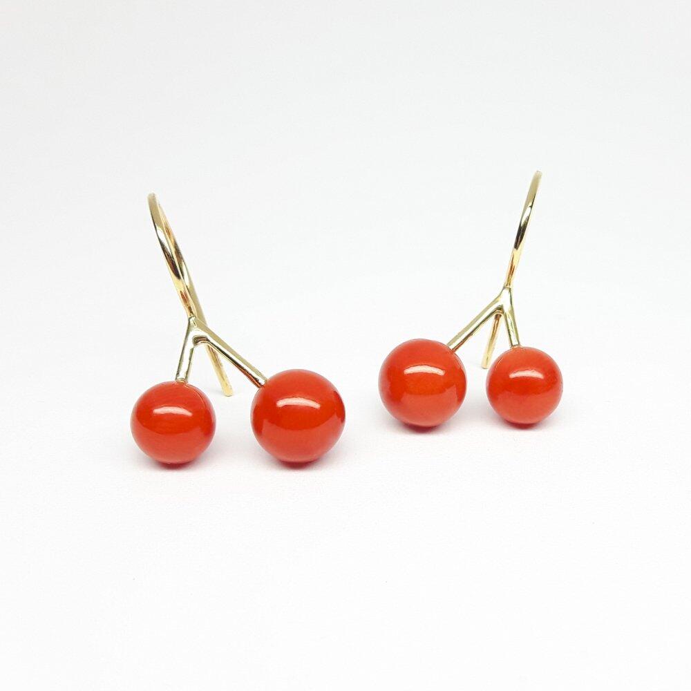 'cherries', Ohrstecker aus 18kt Gelbgold und Korallkugeln. Unikat.