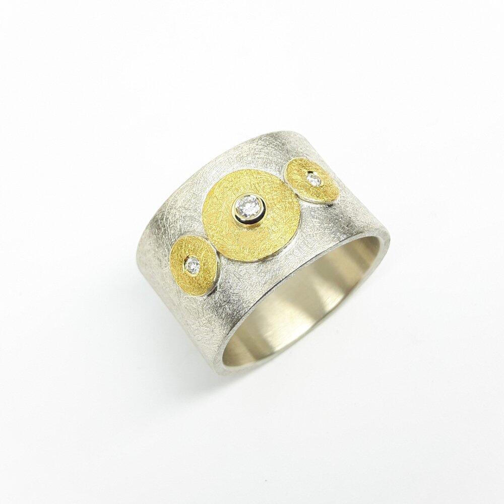 Ring aus 925er Silber, Feingold und Diamanten.