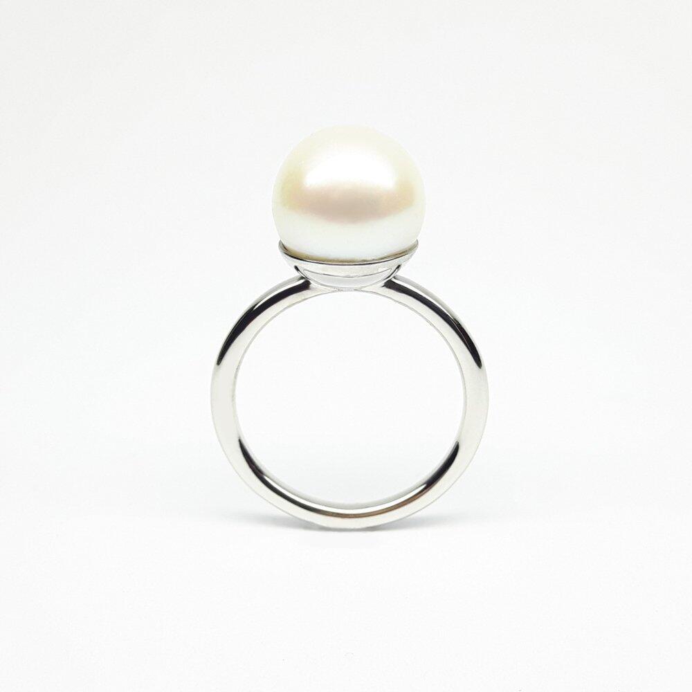 Bague en or blanc 18kt et perle d’eau douce blanche ø11,3mm. Pièce unique.