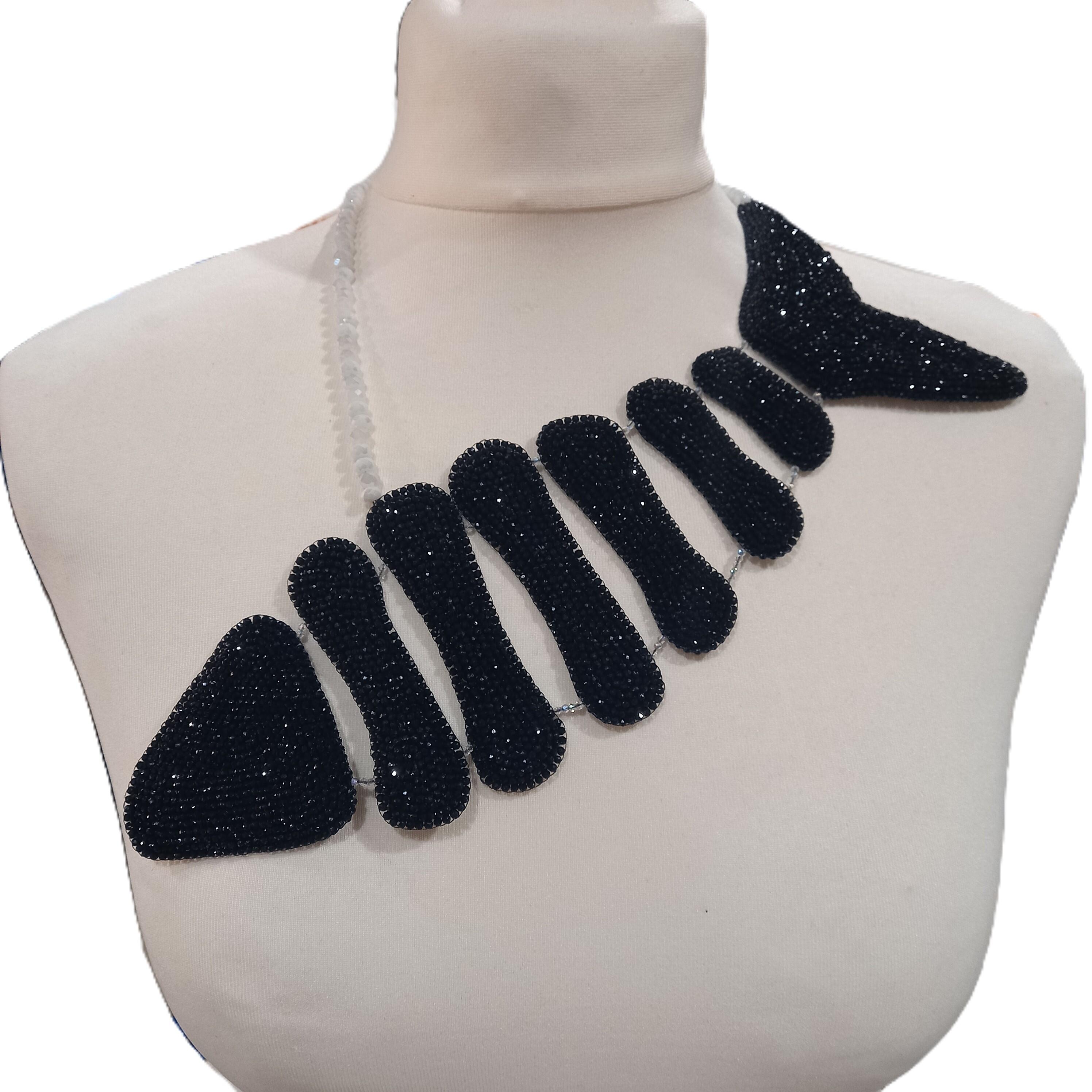 Auffällige Halskette mit Fischgräten-Muster