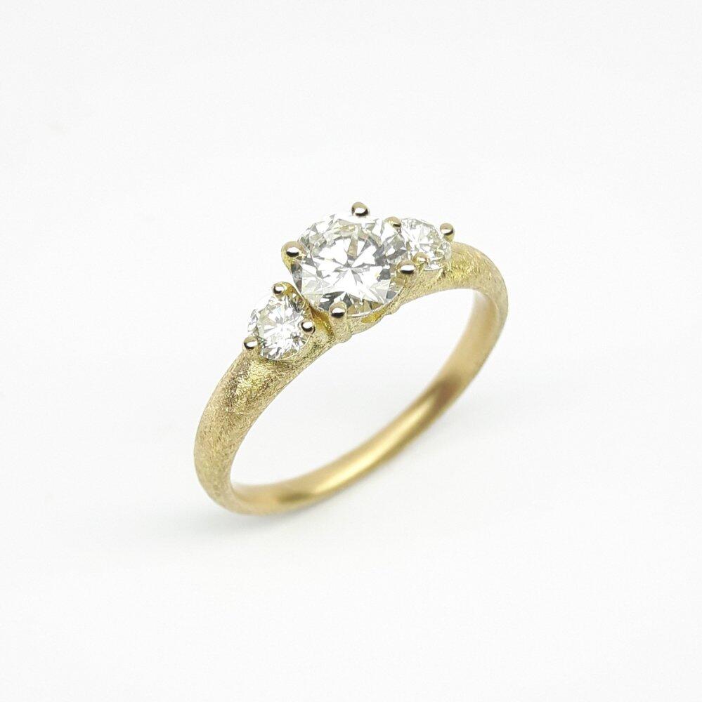 Ring in 18ct yellow gold and 3 diamonds, total 1.00ct. Unique piece.