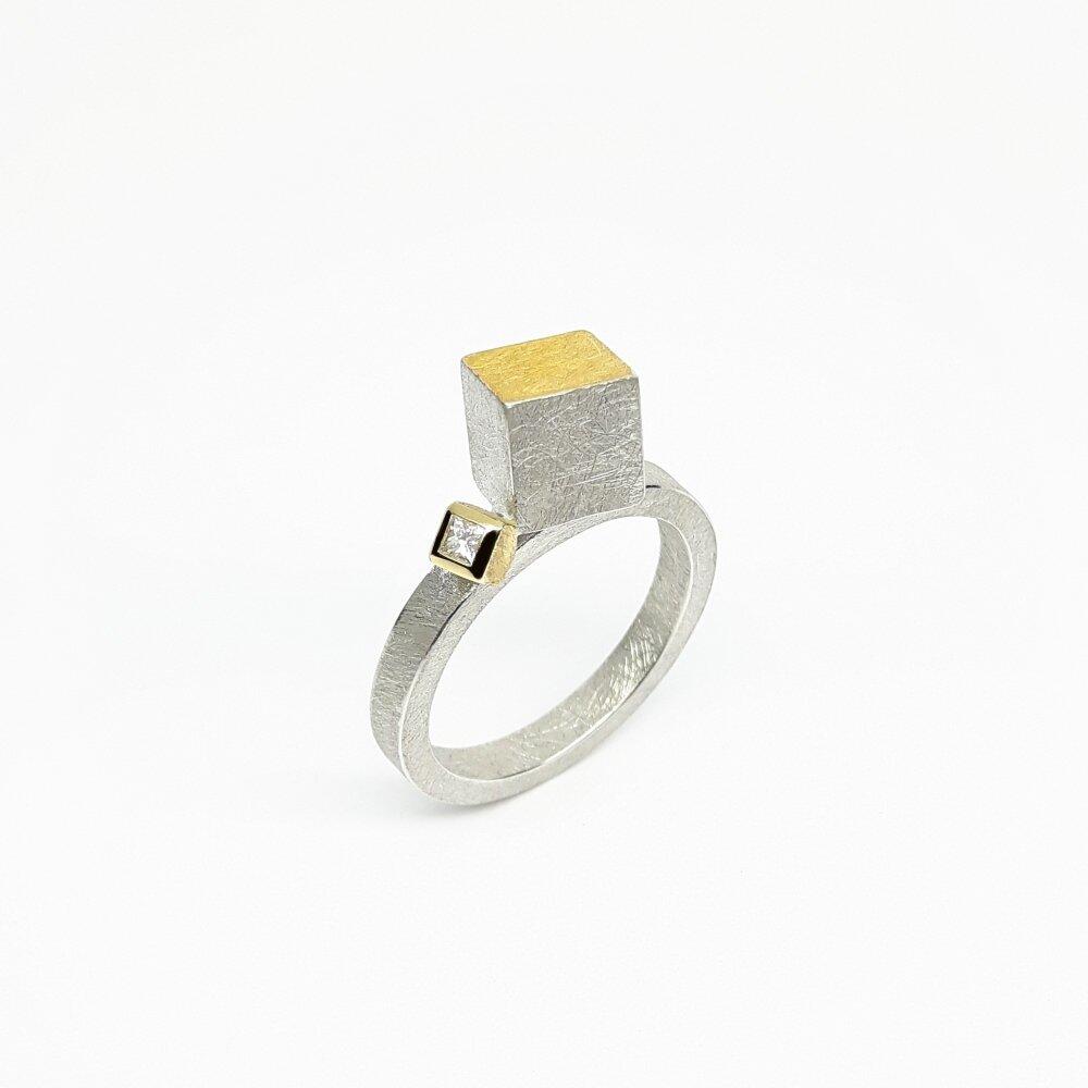 Bague en argent 925/-, or jaune 18kt, or fin et diamant princesse 0,05ct. Pièce unique.