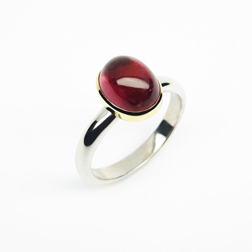 Ring aus 925er Silber, 18kt Gelbgold, und rosa-rotem Turmalin. Unikat.