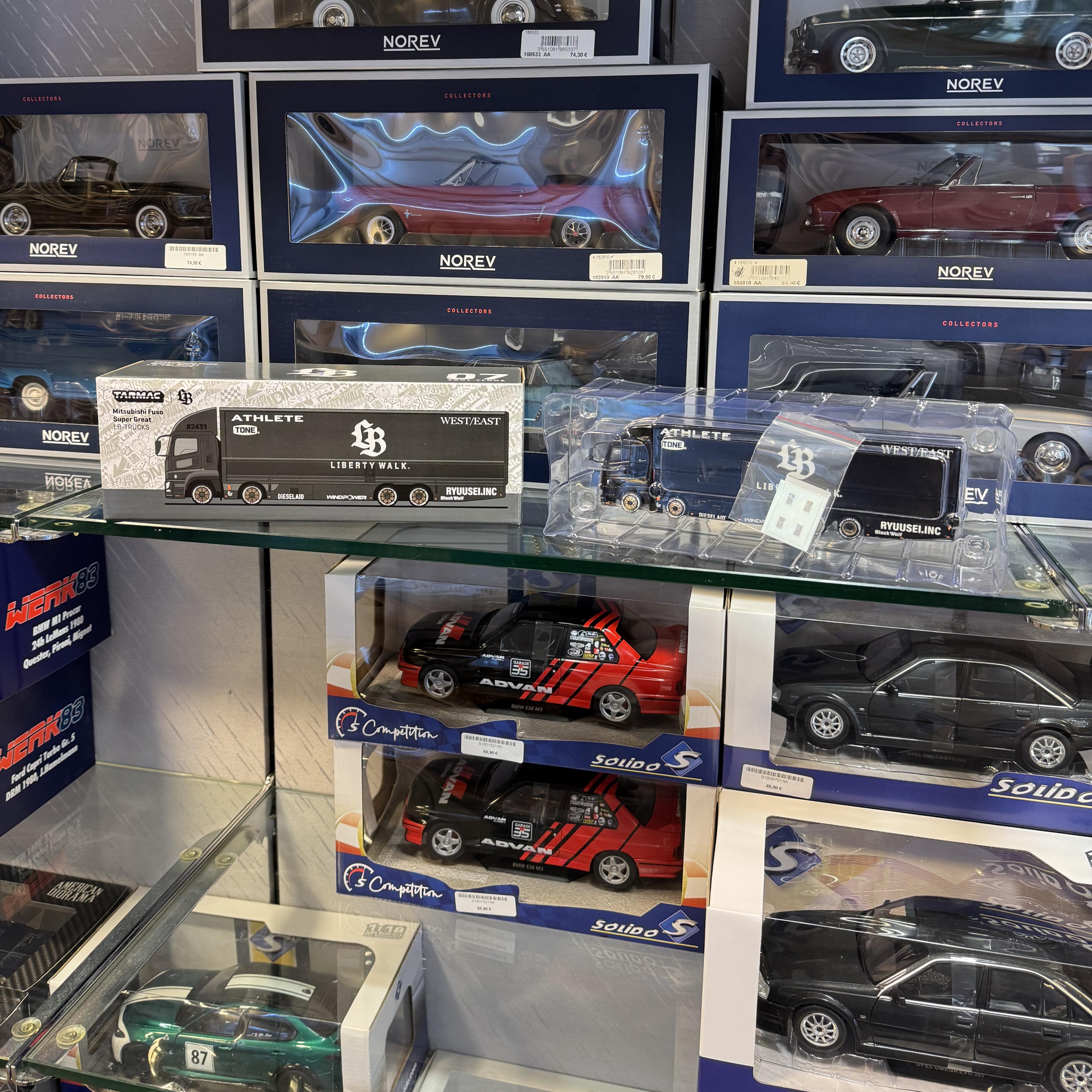 Tarmac Works - #T64T-TL001-LBB - Mitsubishi Fuso Super Great - LB-TRUCKS (Liberty Walk) - 1/64