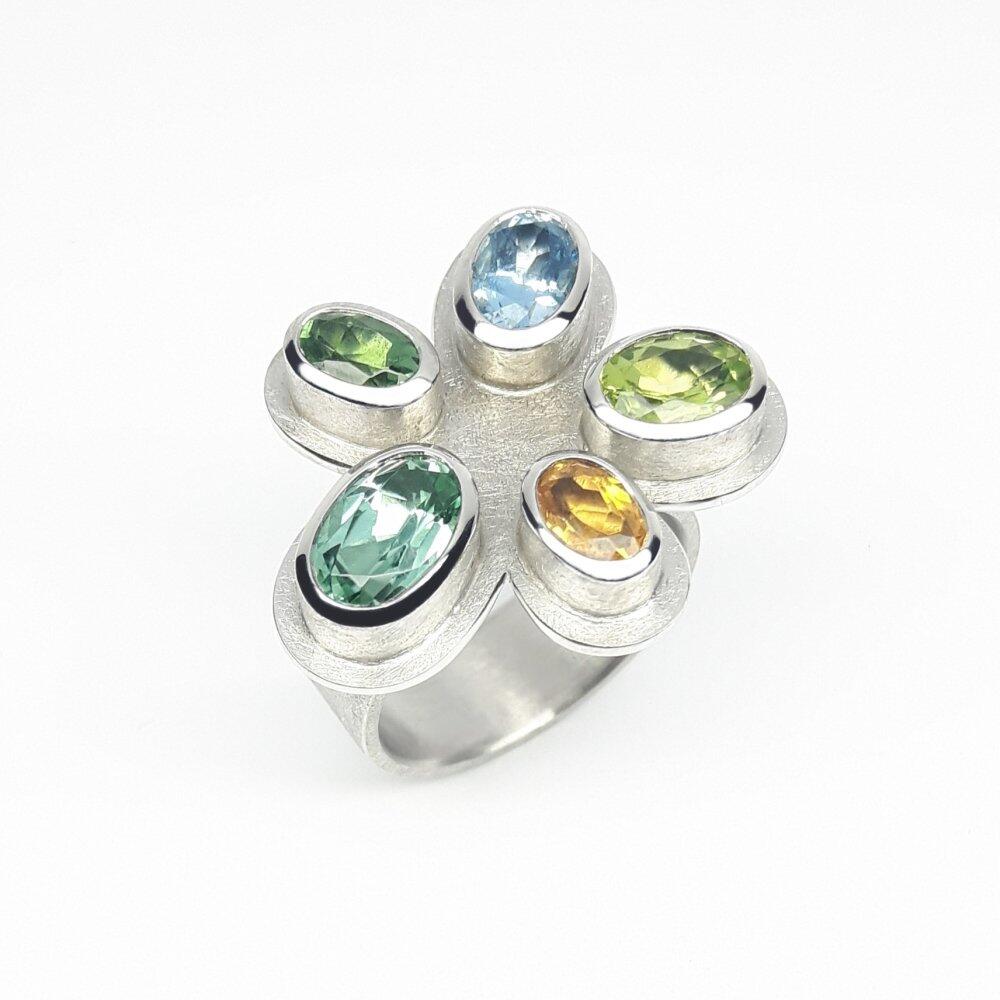 "flower power", bague en or blanc 18kt, tourmaline, aigue-marine et péridot. Pièce unique.