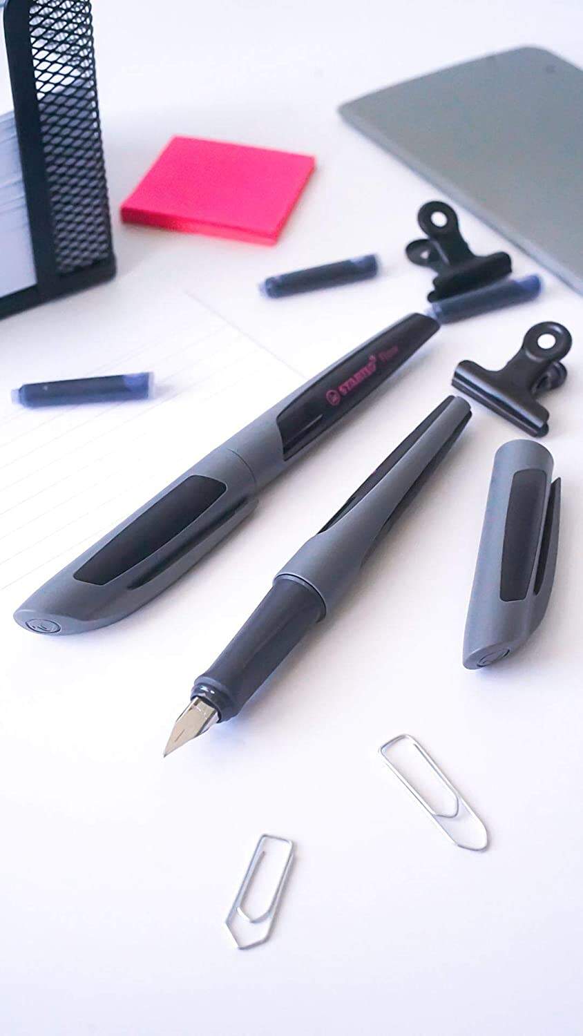 STABILO Flow Sporty – Stylo Plume Ergonomique Avec Cartouche – Plume M 0,5mm – Design Kaki/Noir