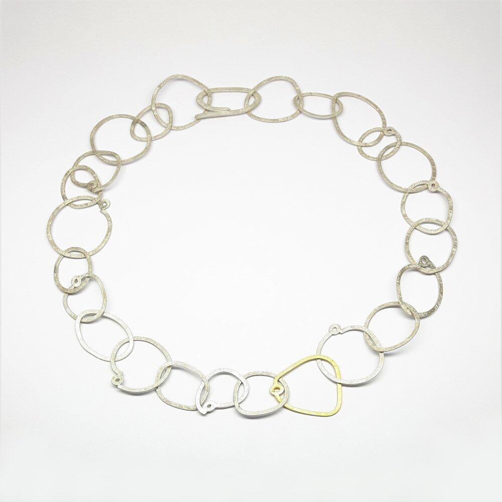 Collier martelé en argent et or jaune 22kt. Pièce unique.