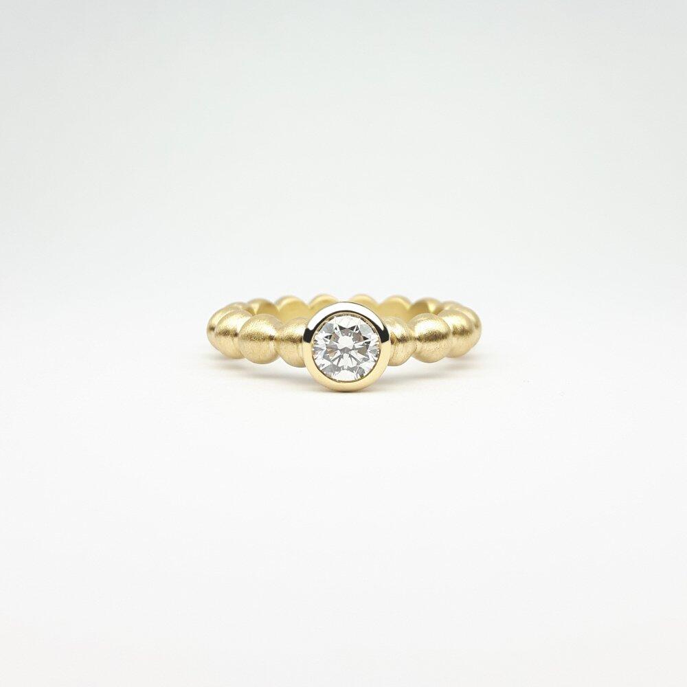 "round around", ball ring in 18kt yellow gold and 0.50ct diamond.