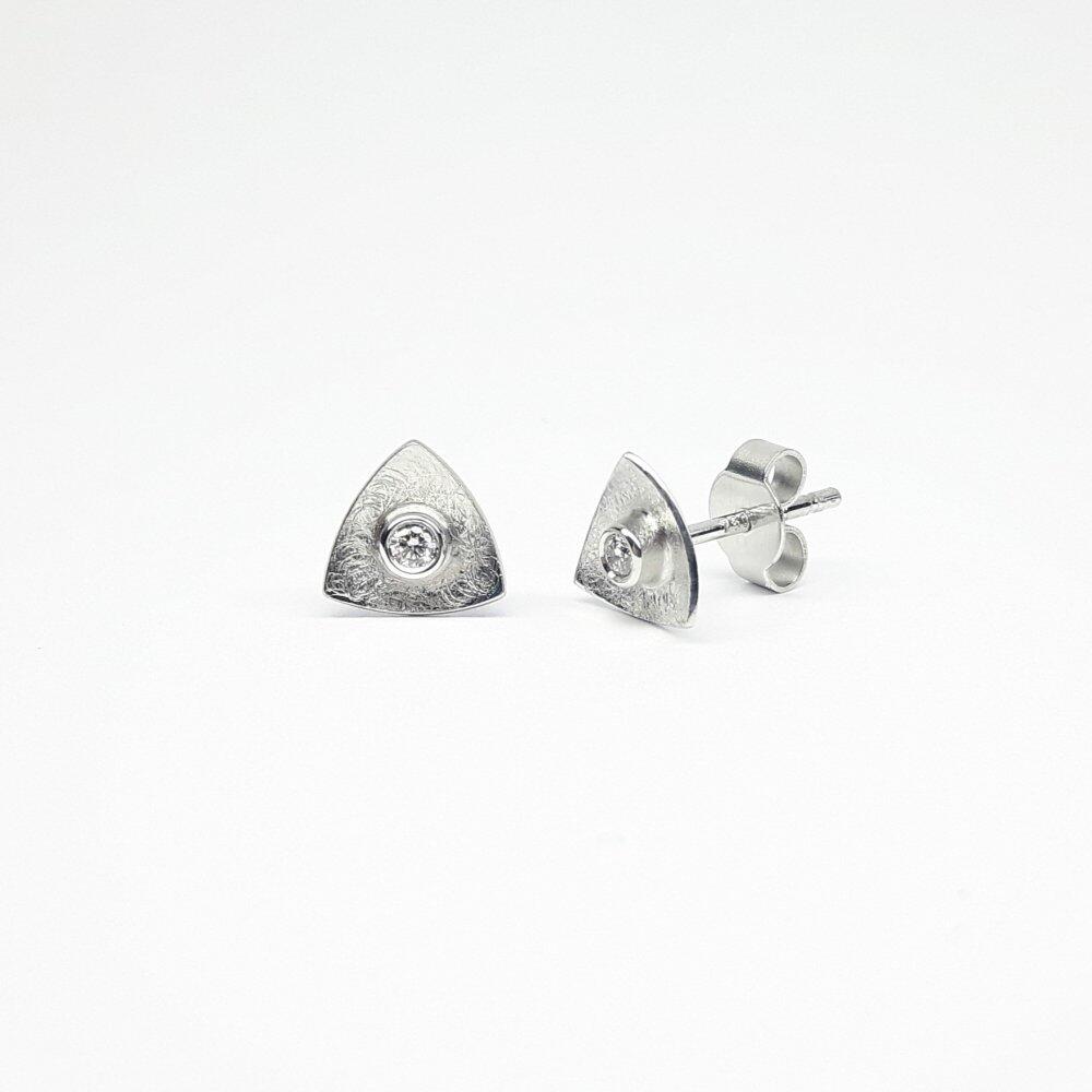 Boucles d'oreilles triangulaires, or blanc 18kt et brillants.