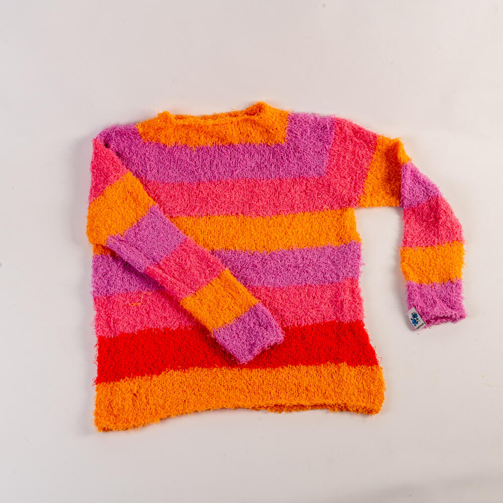 Gestreifter, flauschiger  Kinderpullover, handgestrickt  