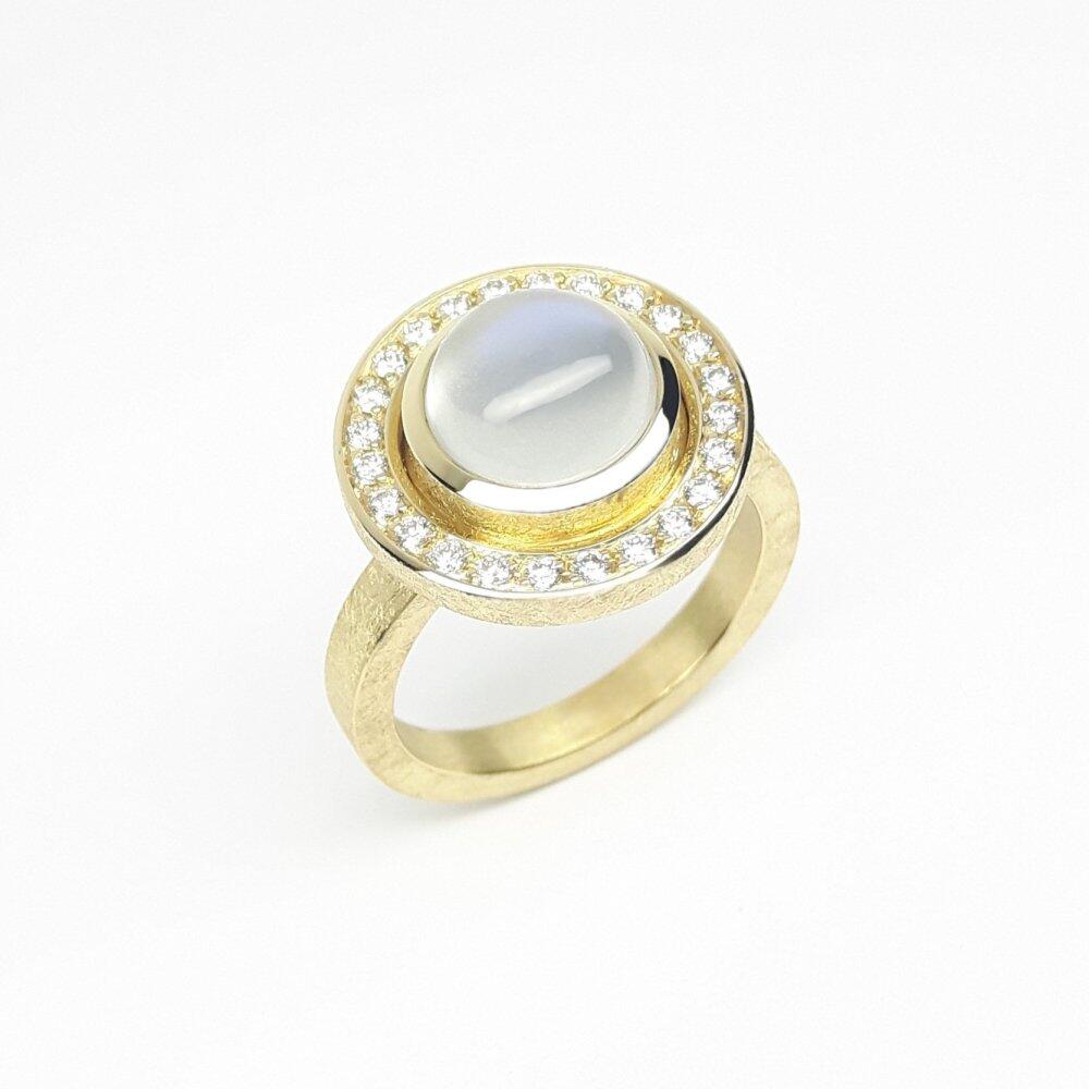 "luna", bague en or jaune 18kt, pierre de lune et diamants. Pièce unique.