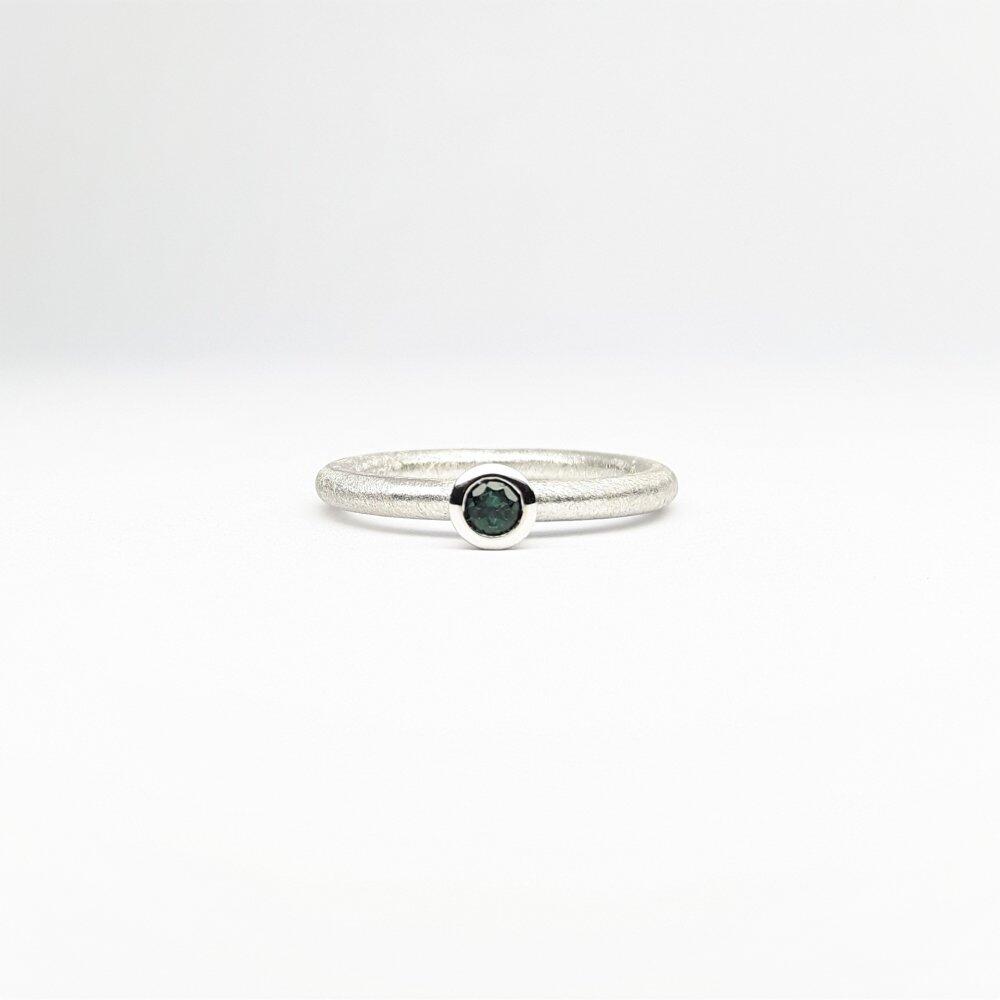 'combiring mini' aus 18kt Weißgold und Turmalin Indigolith Ø3mm.