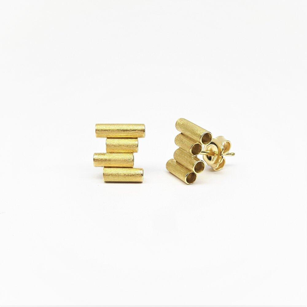 Stud earrings in 18kt yellow gold.