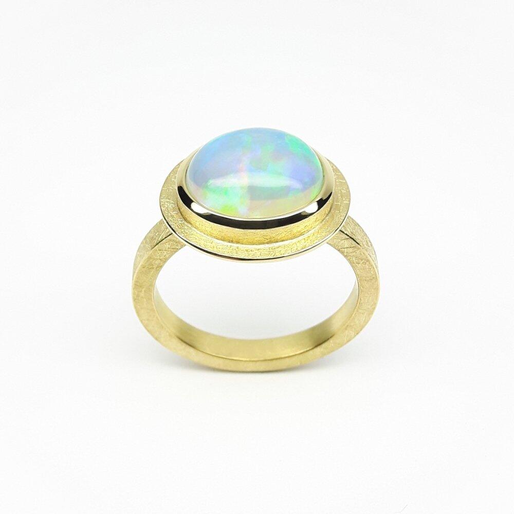 Bague en or jaune 18kt et opale. Pièce unique.