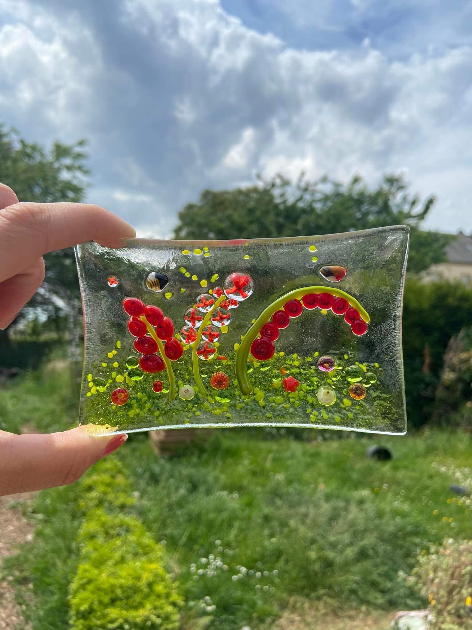 Petit bol en verre avec beaucoup de beaux millefiori, fait à la main au Luxembourg, pièce unique