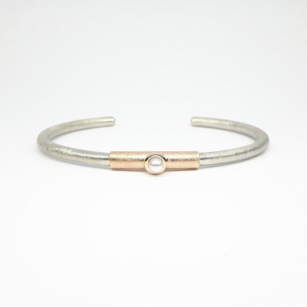 Armreif aus 925er Silber, 18kt Rotgold und Akoya Salzwasserzuchtperle.