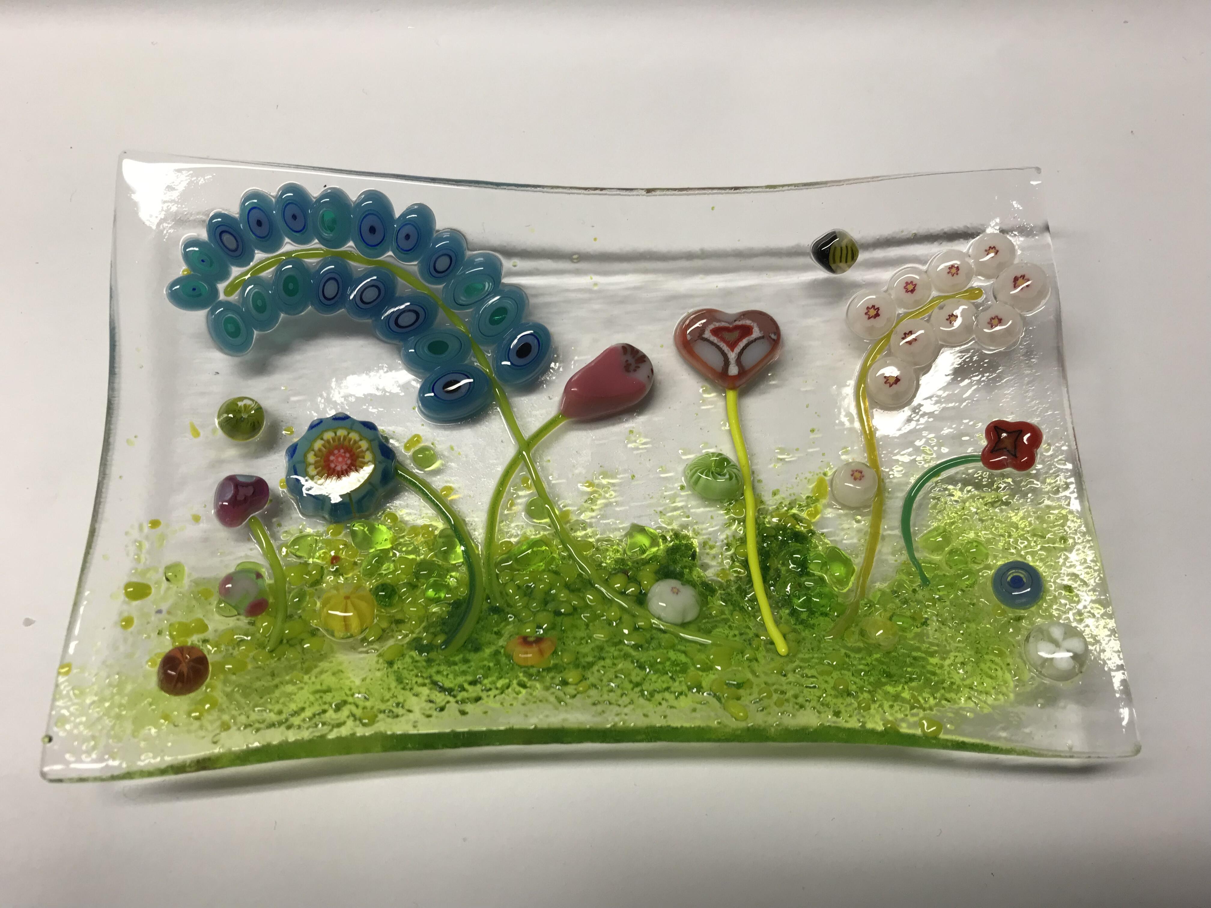 Petit bol en verre avec beaucoup de beaux millefiori, fait à la main au Luxembourg, pièce unique