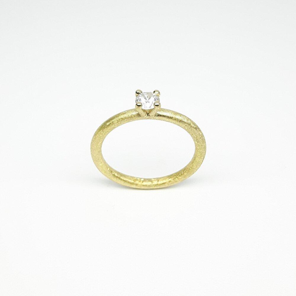 "queen", bague en or jaune 18kt et brillant Ø4mm à 0.25ct.