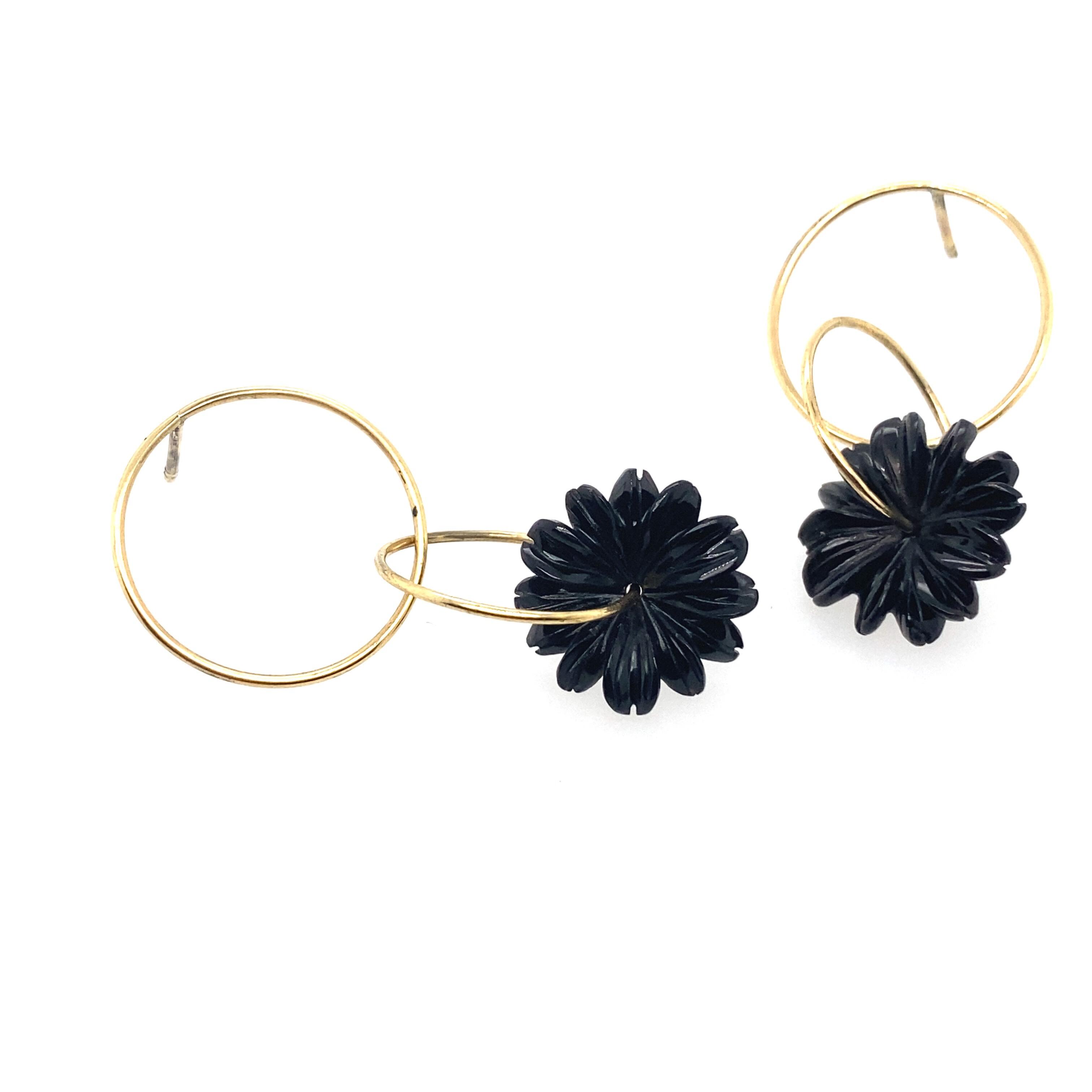 Earrings in 750/- 18 ct yellow gold and onyx flower