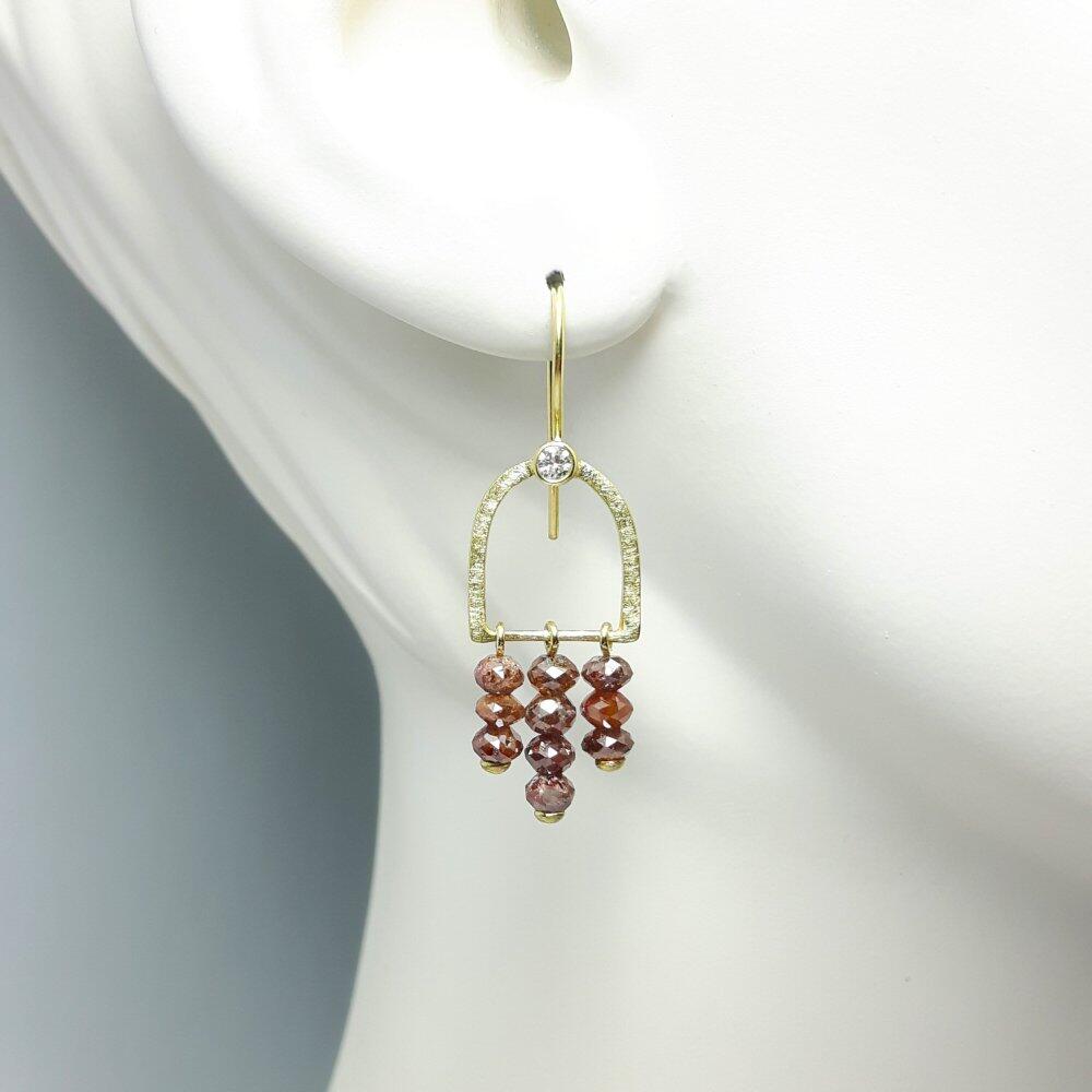 Boucles d'oreilles en or jaune 18kt, diamants et brillants. Pièce unique.