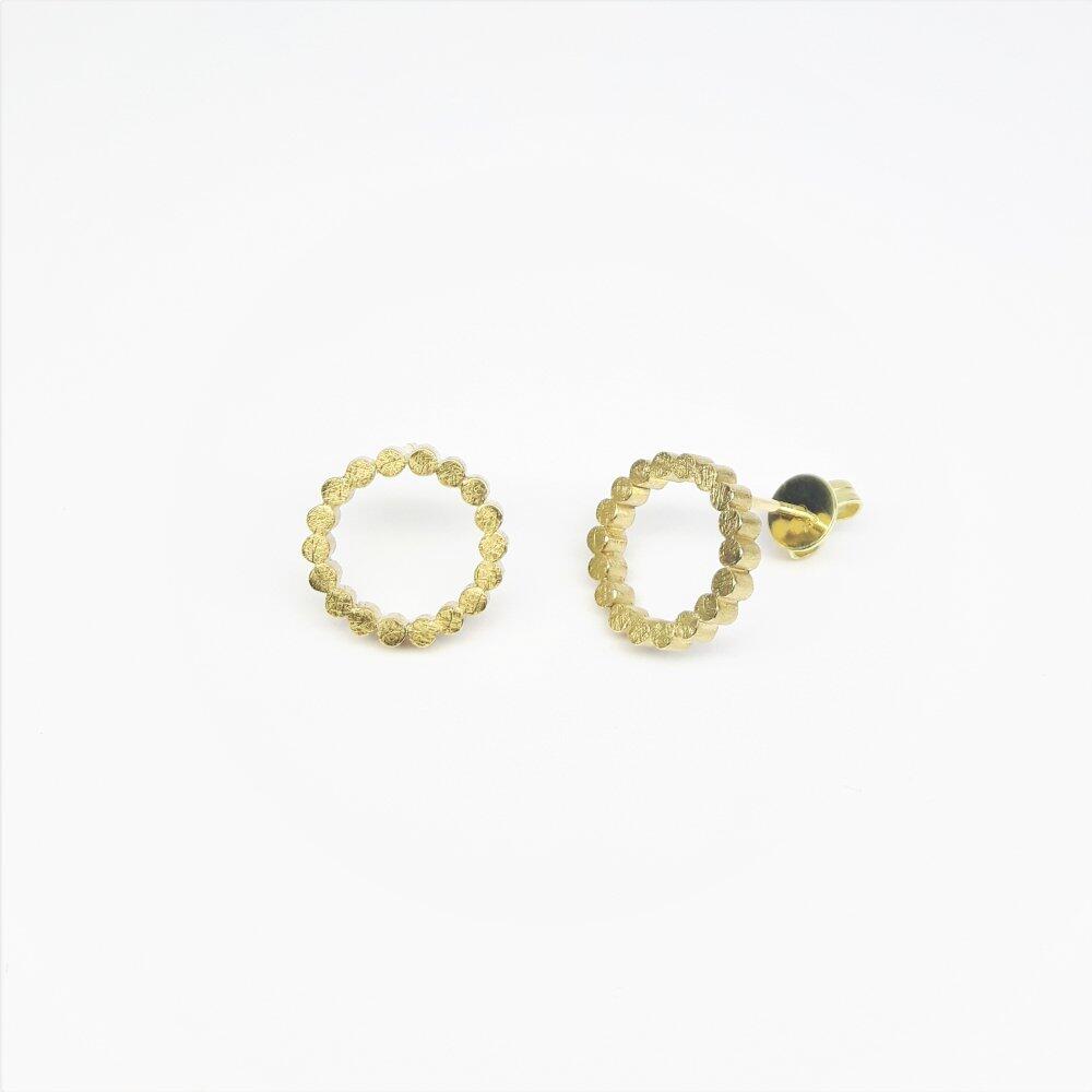 Stud earrings in 18kt yellow gold.