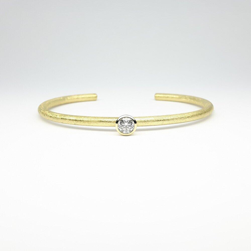 Bangle in 18kt yellow gold and solitaire diamond 0,50ct. Unique piece.