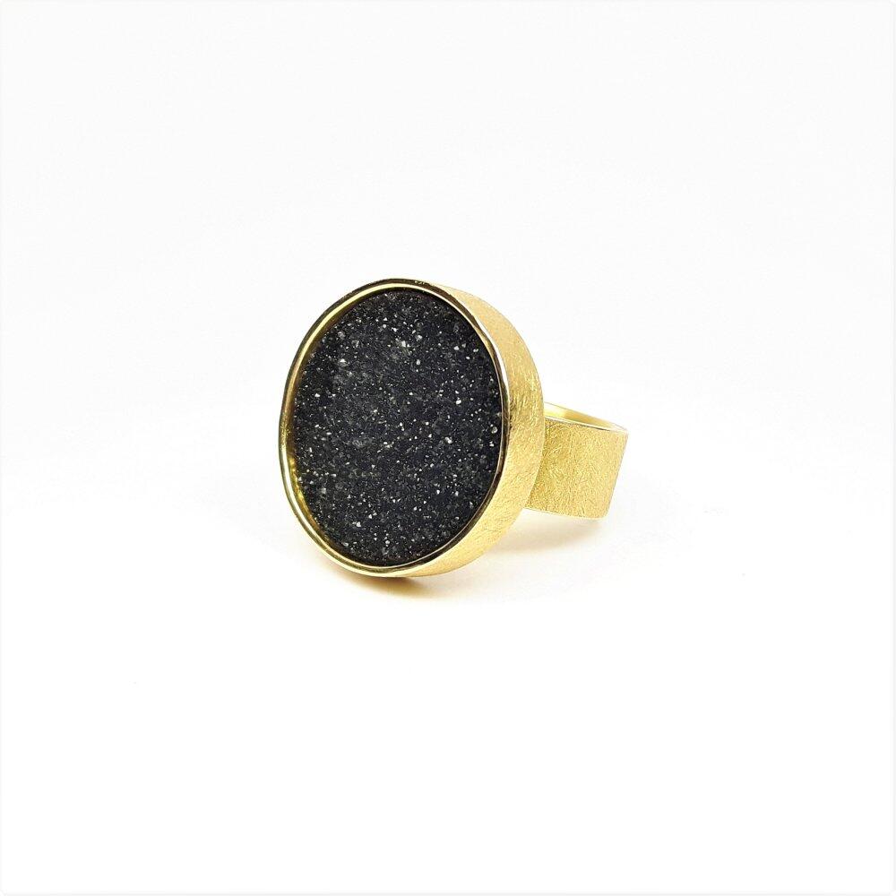 Ring in 18kt yellow gold with crystallized black agate. Unique piece.