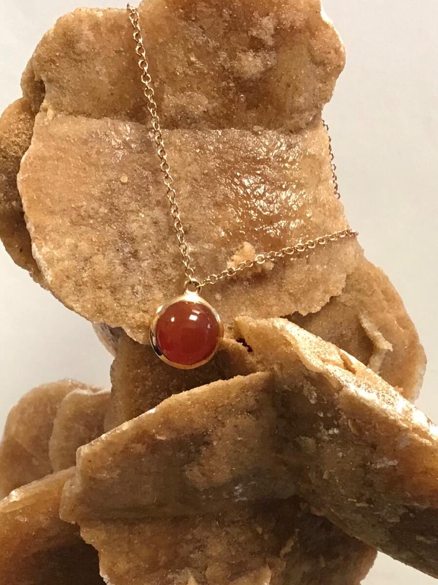 # Roségold Collitaire mit Karneol-Cabochon-Stein in Zargenfassung